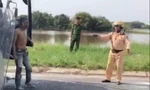 [Video] Nghẹt thở phút khống chế lái xe tải 'ngáo đá', lạng lách, cầm dao cố thủ ở Tây Ninh 