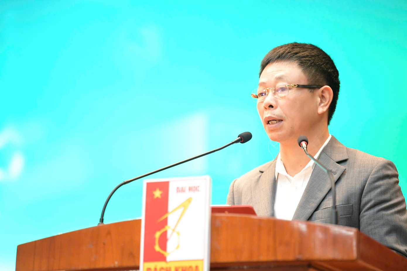 ນັກຂ່າວ ຟຸ່ງກົງສຸງ - ກໍາມະການສູນກາງພັກ, ຄະນະຊາວໜຸ່ມຫວຽດນາມ, ກໍາມະການສູນກາງພັກ, ສະມາຄົມນັກສຶກສາຫວຽດນາມ, ບັນນາທິການໃຫຍ່ໜັງສືພິມ ຕຽນເຟືອງ, ຫົວໜ້າຄະນະຈັດຕັ້ງວັນບັດຫວຽດນາມ 2025. bf2f19f3460dcc53951c.jpg