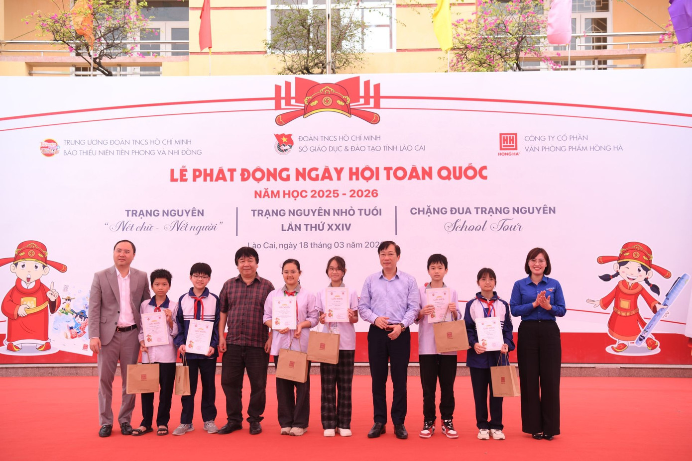 Các sĩ tử đoạt danh hiệu Trạng Nguyên được nhận Giấy khen, phần thưởng và “tấm vé” đặc cách vào vòng Chung kết toàn quốc.