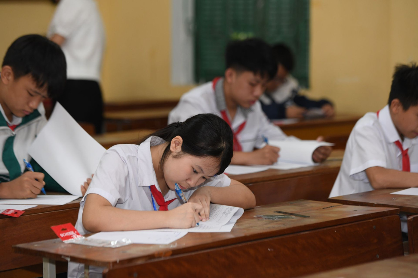 Các sĩ tử nhỏ tuổi tập trung cao độ để hoàn thành tốt phần thi của mình.