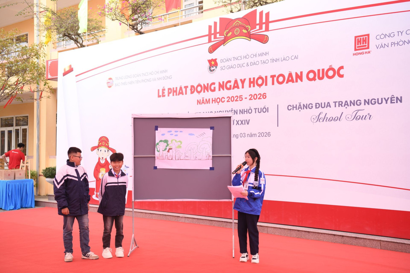 Hai đội thi thể hiện phần thuyết trình cùng với tác phẩm của đội mình.