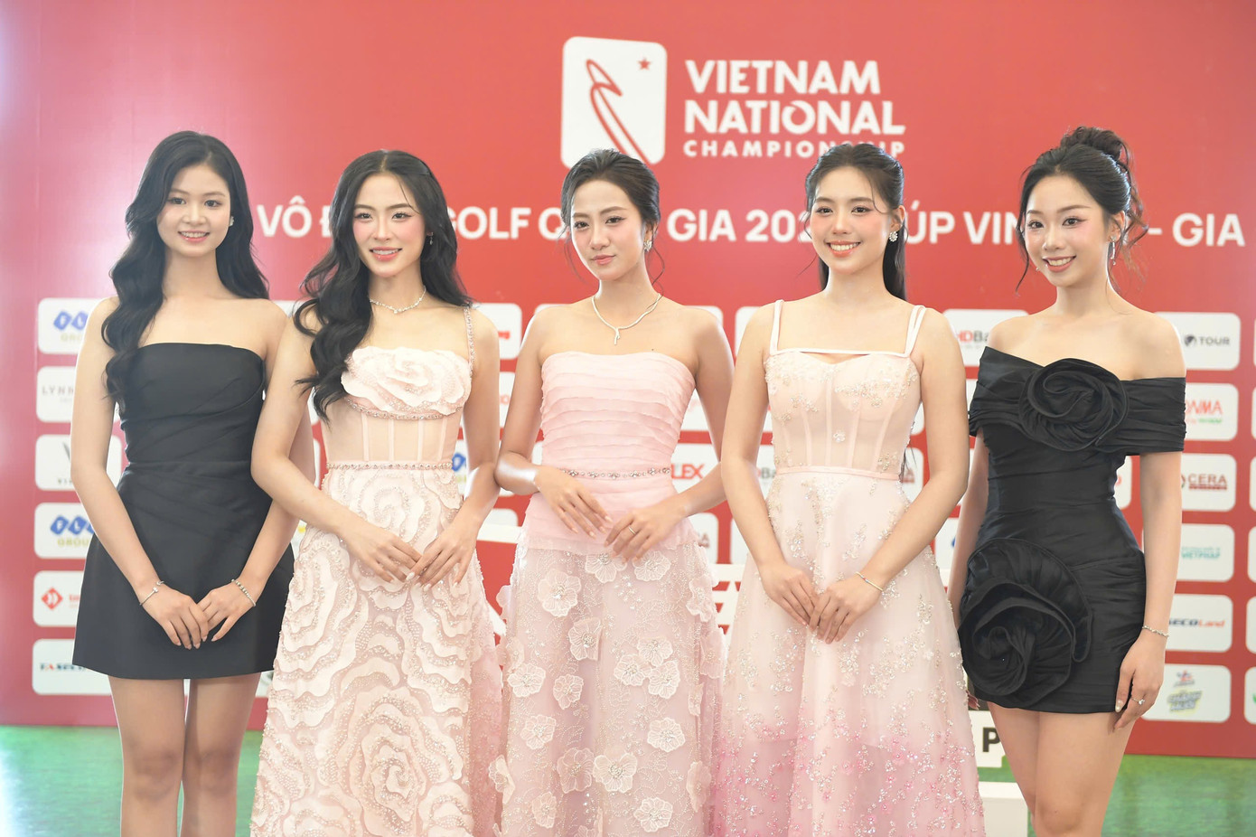 Hoa hậu Việt Nam 2024 Hà Trúc Linh, Á hậu 1 Hoa hậu Việt Nam 2024 Trần Ngọc Châu Anh, Á hậu 2 Hoa hậu Việt Nam 2024 Nguyễn Thị Vân Nhi, top 5 Hoa hậu Việt Nam 2024 Hồ Ngọc Phương Linh và Đại sứ Du lịch và Môi trường Phạm Thùy Dương. 32109c7802f68ba8d2e7.jpg