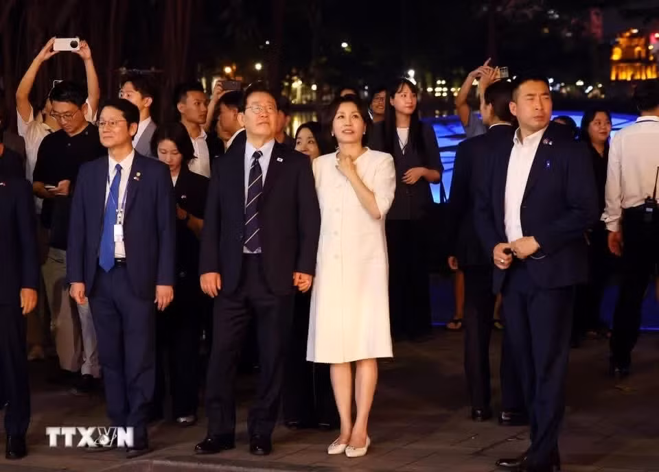 Tổng thống Hàn Quốc Lee Jae Myung và Phu nhân Kim Hae Kyung có những phút giây thư giãn bên hồ Hoàn Kiếm. Ảnh: Phạm Kiên/TTXVN.