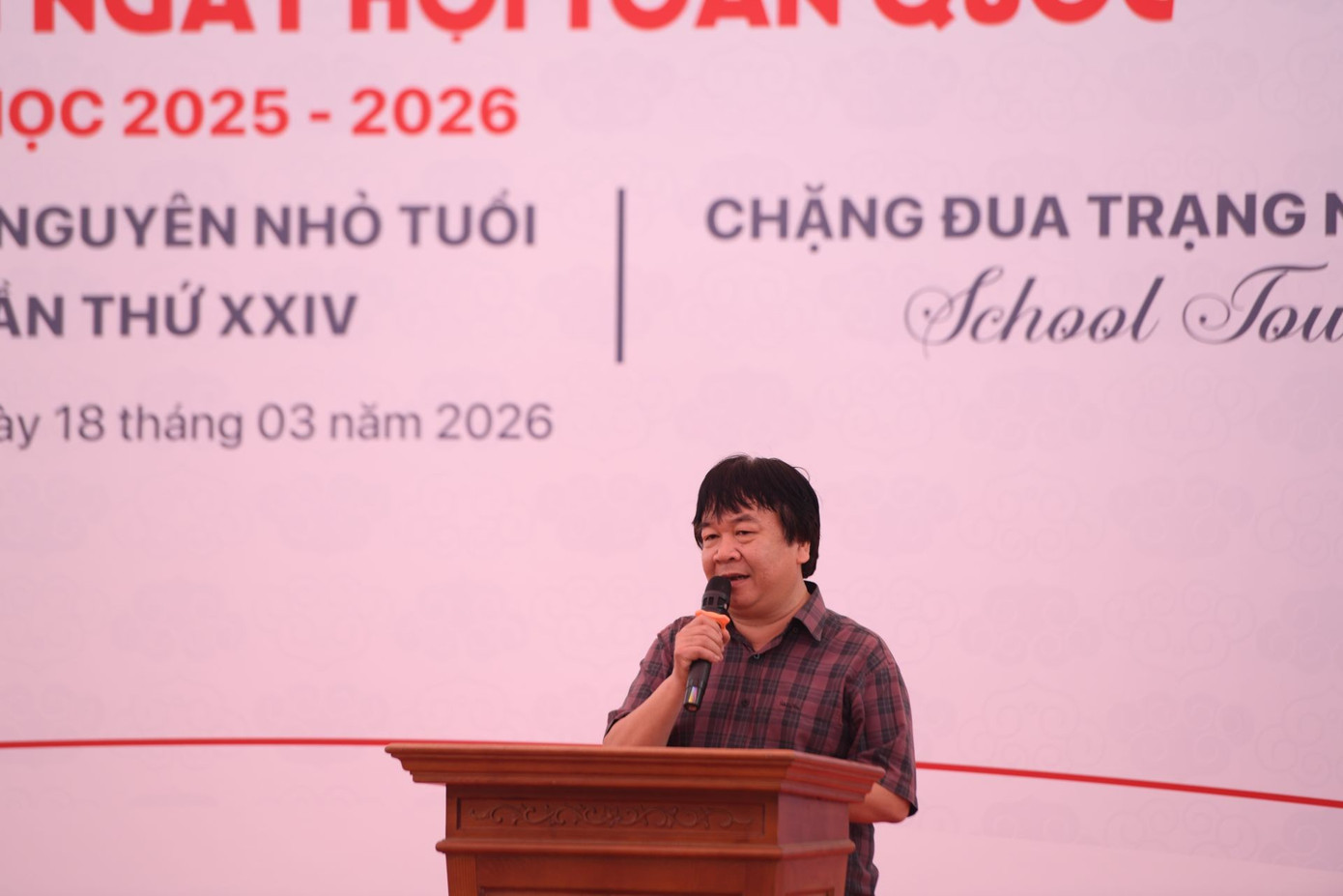 Phó Tổng Biên tập Thường trực Báo Thiếu niên Tiền Phong và Nhi đồng Phan Việt Hùng phát biêu tại ngày hội.