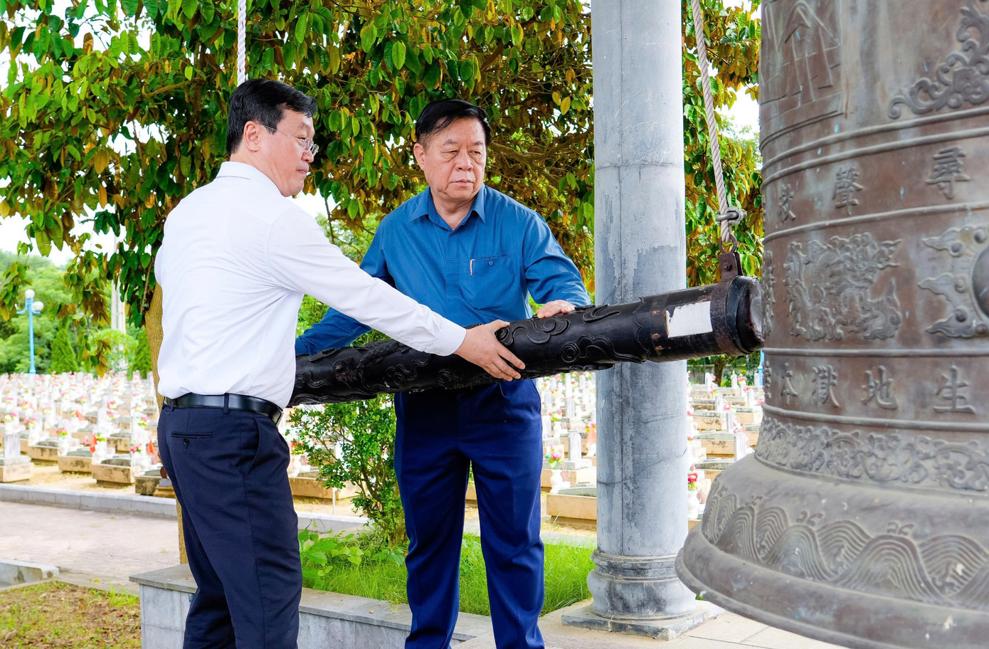 Đồng chí Nguyễn Trọng Nghĩa cùng đoàn đại biểu đã dâng hoa, dâng hương tưởng niệm, thỉnh chuông tại Nghĩa trang liệt sĩ Quốc tế Việt - Lào 2fabc0d5bb2b0d75543a.jpg