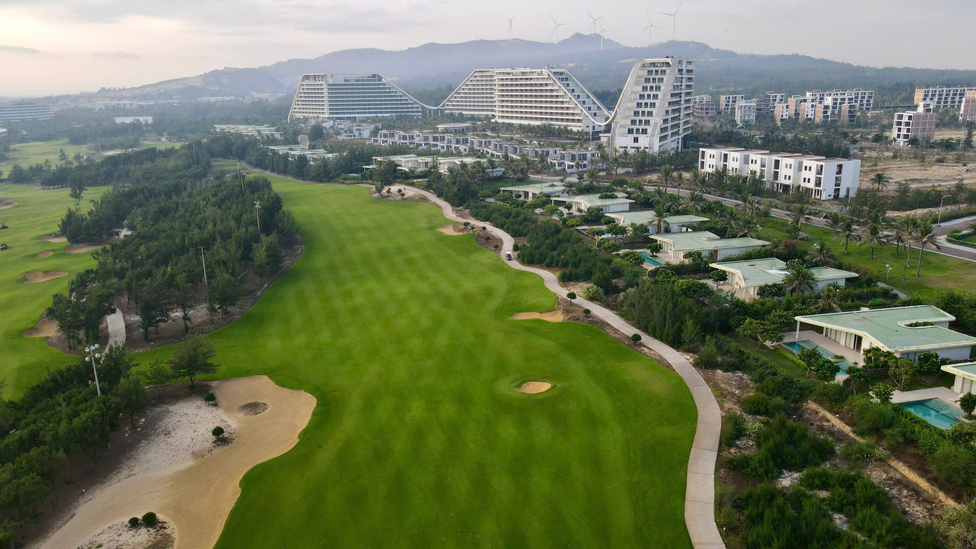 FLC Golf Links Quy Nhon មានវគ្គពីរគឺ វគ្គ Ocean Course និង Mountain Course, FLC Golf Links Quy Nhon មានរន្ធសរុបចំនួន 36 នៅលើផ្ទៃដី 18 ហិកតា។ ការប្រកួតកីឡាវាយកូនហ្គោលថ្នាក់ជាតិ - Gia Lai ឆ្នាំ 2025 ធ្វើឡើងនៅលើទីលាន Ocean Course ដែលមានប្រវែងសរុបរហូតដល់ 7,273 យ៉ាត។ d5824f6ae58a6dd4349b.jpg