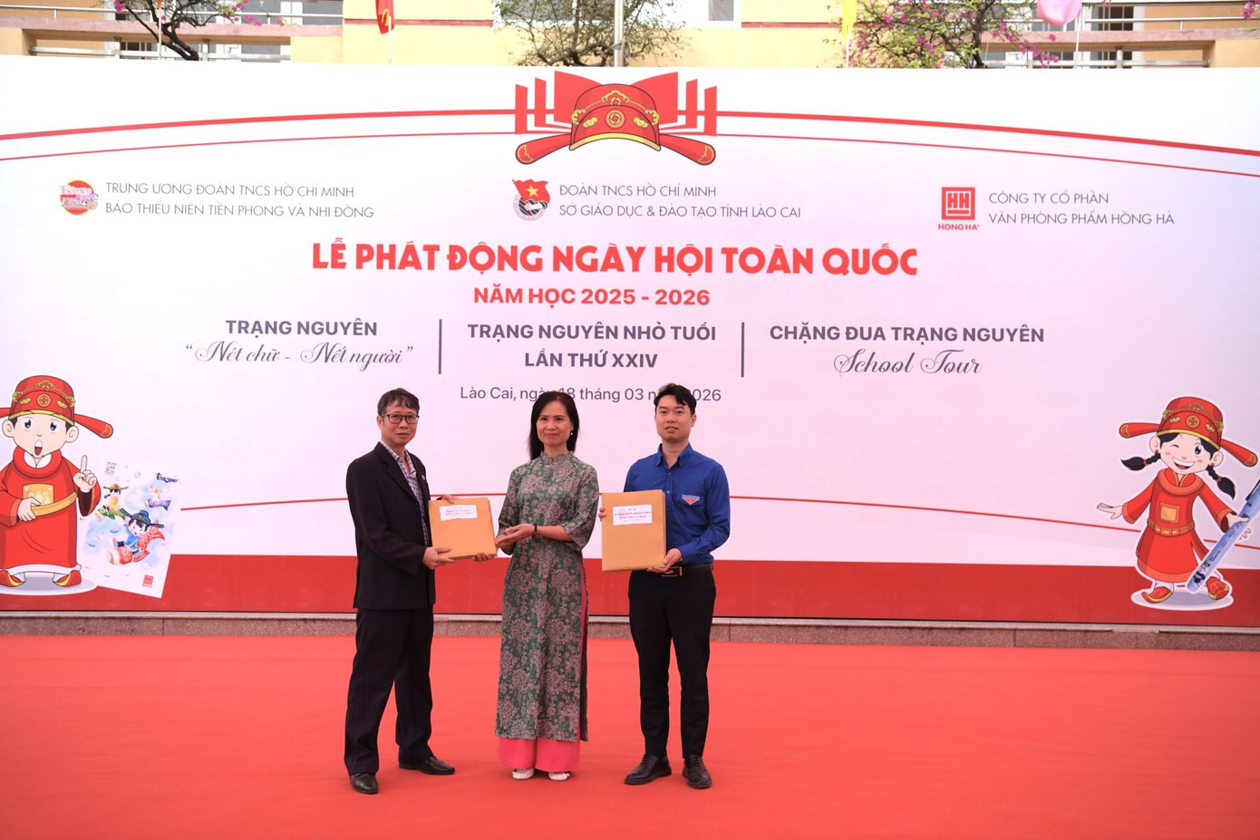 Ban Tổ chức trao đề thi đã được niêm phong cho đại diện giám thị.