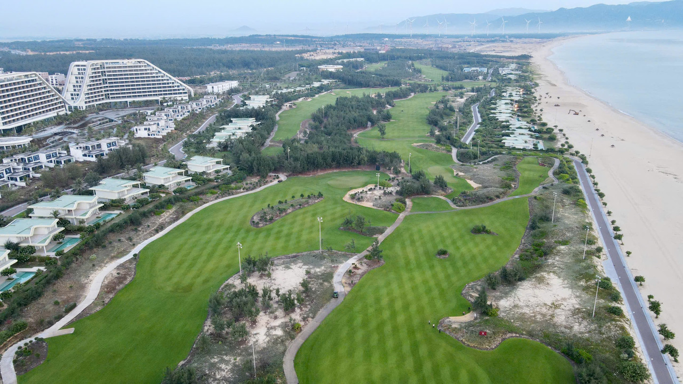 FLC Golf Links Quy Nhon មានវគ្គពីរគឺ វគ្គ Ocean Course និង Mountain Course ទីលាន FLC Golf Links Quy Nhon មានរន្ធសរុបចំនួន 36 លើផ្ទៃដី 18 ហិកតា។ ការប្រកួតកីឡាវាយកូនហ្គោលថ្នាក់ជាតិ - Gia Lai ឆ្នាំ 2025 ធ្វើឡើងនៅលើទីលាន Ocean Course ដែលមានប្រវែងសរុបរហូតដល់ 7,273 យ៉ាត។ 3.jpg