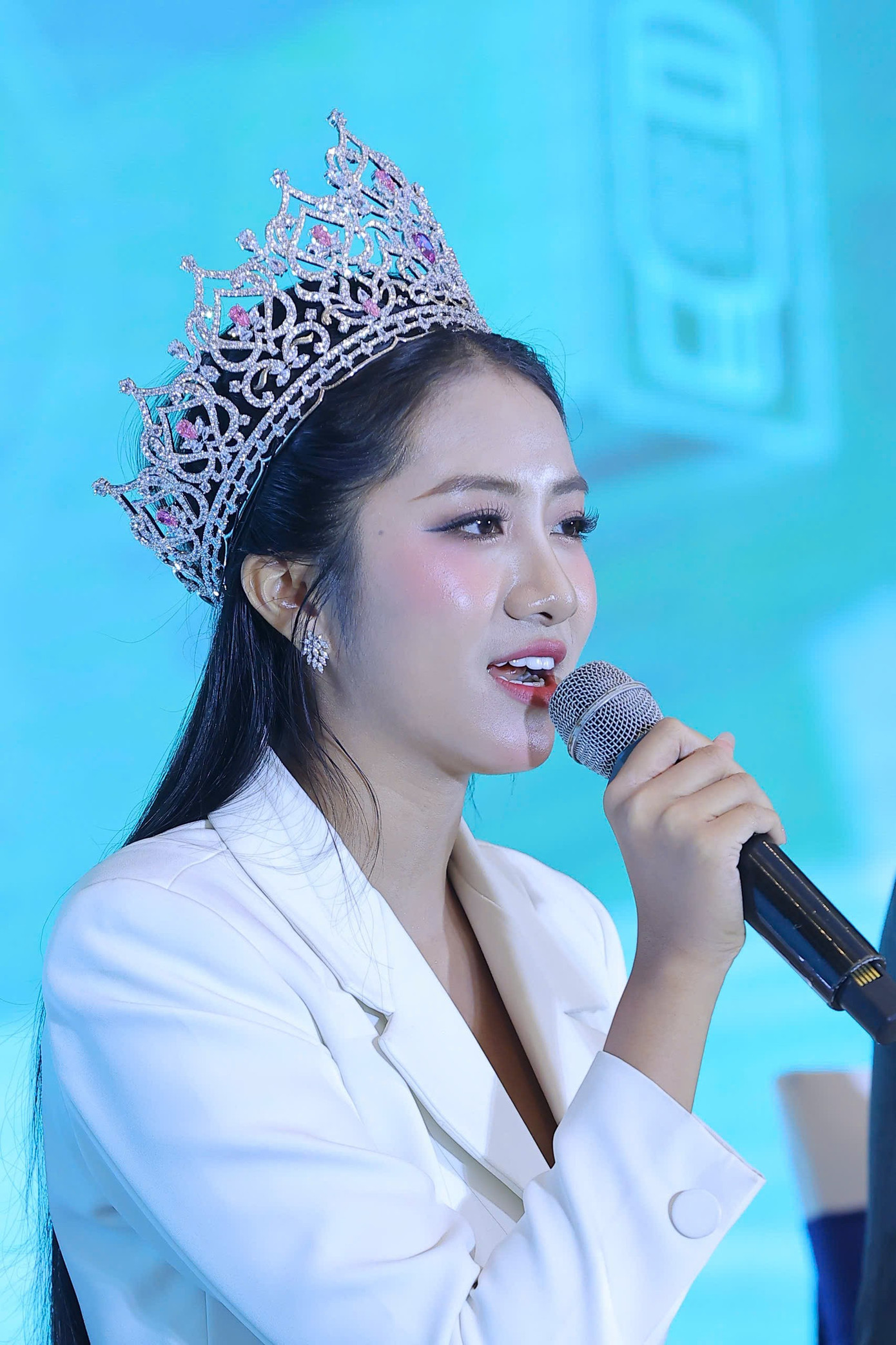 ឯកអគ្គរដ្ឋទូតថ្ងៃកាតវៀតណាមឆ្នាំ 2025 បវរកញ្ញាវៀតណាមឆ្នាំ 2024 Ha Truc Linh ។ c44a69ae1a9c90c2c98d.jpg