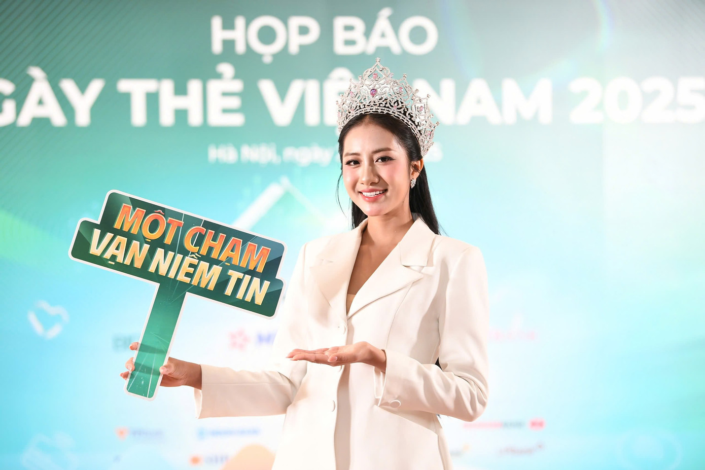 ឯកអគ្គរដ្ឋទូតថៃរបបការងារនៅប្រទេសវៀតណាម 2025, បវរកញ្ញាវៀតណាមឆ្នាំវៀតណាម 2024 ហ។ តទ័រលីញ។ 96dcb6ab559adfc4868b.jpg