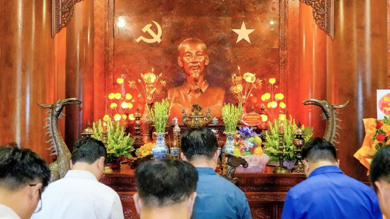 Đồng chí Nguyễn Trọng Nghĩa và đoàn đại biểu tưởng nhớ, bày tỏ lòng thành kính và biết ơn vô hạn công lao to lớn đối với Chủ tịch Hồ Chí Minh. z6807585022847-a4ab2bc102862fccb6b7557de81a30aa-5035.jpg