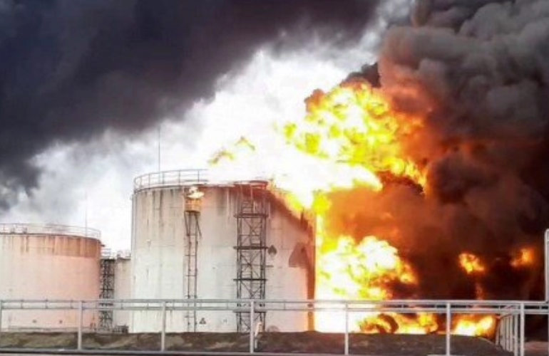 Một kho nhiên liệu của Rosneft đang bốc cháy ở thị trấn Belgorod, cách biên giới Nga với Ukraine khoảng 40 km. (Ảnh: Bộ Tình trạng Khẩn cấp Nga)