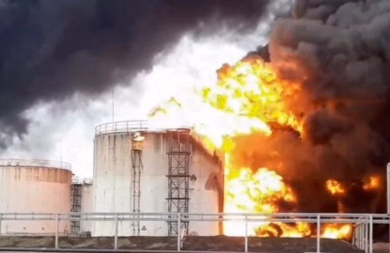 Một kho nhiên liệu của Rosneft đang bốc cháy ở thị trấn Belgorod, cách biên giới Nga với Ukraine khoảng 40 km. (Ảnh: Bộ Tình trạng Khẩn cấp Nga)