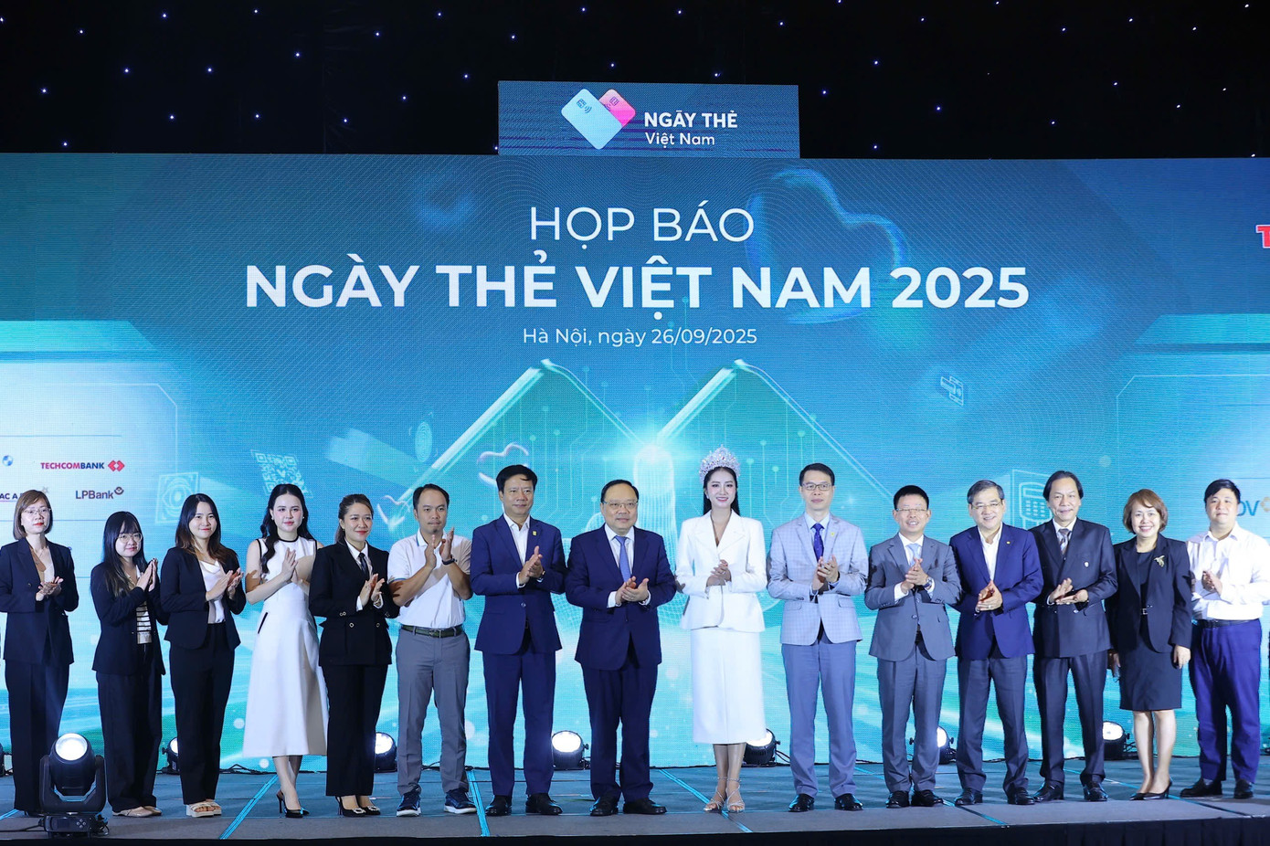 អ្នករៀបចំទិវាកាតវៀតណាម និងគណៈប្រតិភូ និងភ្ញៀវបានថតរូបអនុស្សាវរីយ៍ក្នុងសន្និសីទសារព័ត៌មាន។ 4f316b39-dc07-4032-afdf-bfdbff078b6c.jpg