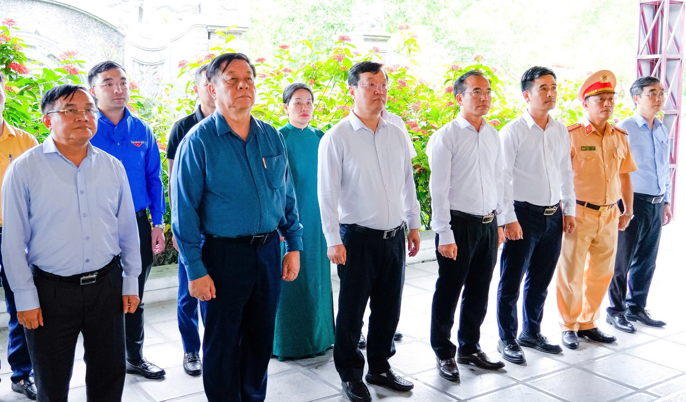 Đồng chí Nguyễn Trọng Nghĩa cùng đoàn đại biểu thành kính dâng hoa, dâng hương tại Khu Di tích lịch sử Quốc gia Truông Bồn. 81b85118-85f4-4ad4-8389-19089cd40944.jpg