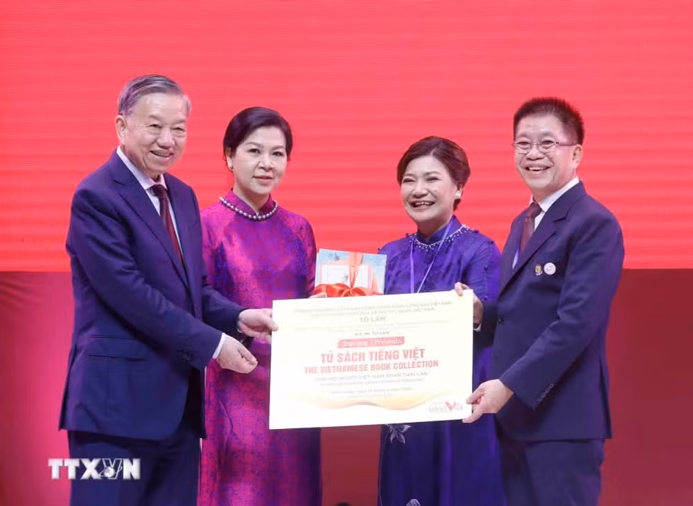 Tổng Bí thư, Chủ tịch nước Tô Lâm và Phu nhân trao tặng tượng trưng "Tủ sách tiếng Việt" cho Hội người Việt Nam toàn Thái Lan. (Ảnh: Thống Nhất/TTXVN)