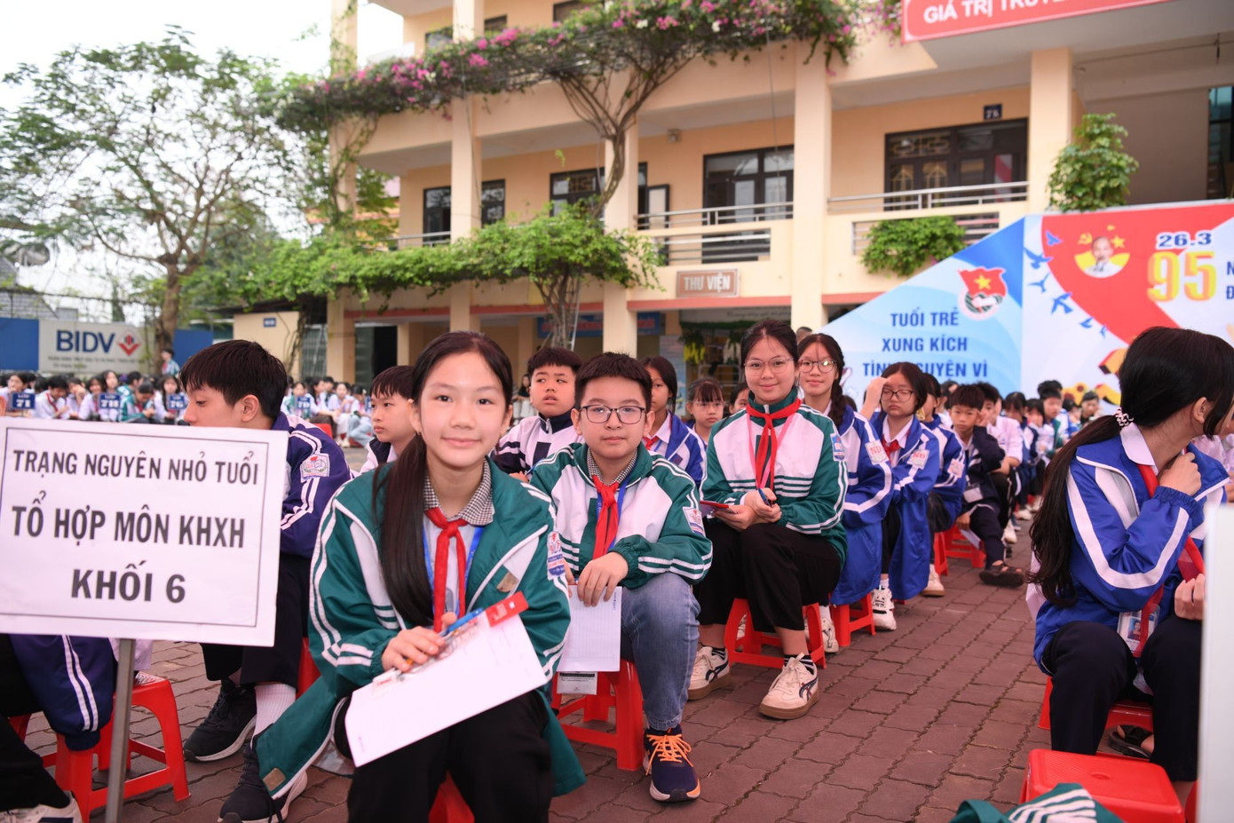 Các sĩ tử nhí hào hứng trước kì thi.