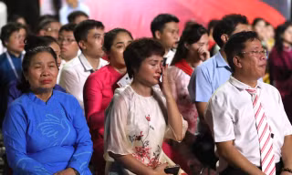 Rơi nước mắt giây phút trao kết quả giám định ADN cho thân nhân 7 liệt sĩ 
