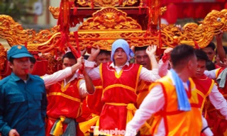 Cảnh tượng hàng vạn người rước kiệu