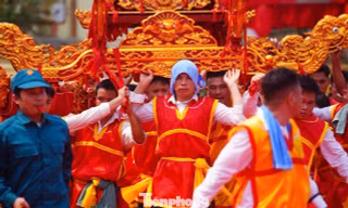 Cảnh tượng hàng vạn người rước kiệu