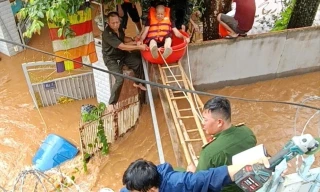 Nhiều khu dân cư ở Đồng Nai ngập cả mét, cụ bà được cứu kịp thời giữa biển nước