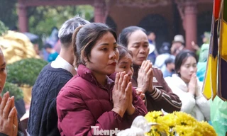 Cứ đến chùa là cầu xin đủ thứ, rải tiền khắp nơi