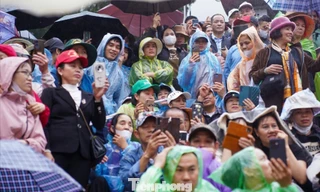 Biển người đội mưa khai hội chùa Hương