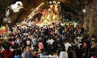 Chen chân đội lễ ở động Hương tích