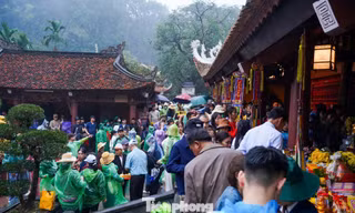 Dòng người đội mưa từ 5h sáng đi khai hội chùa Hương