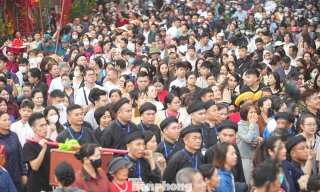 Biển người đổ về xứ Đoài