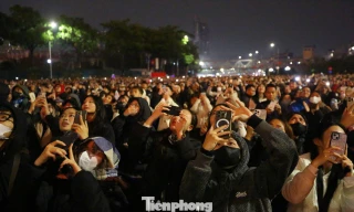 Biển người ghi lại khoảnh khắc Mỹ Đình bừng sáng trong đêm