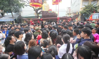 Hỗn loạn cảnh chui qua gầm kiệu lấy may