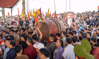 Đông đảo người chờ đợi để đánh phết.