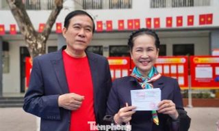 NSND Lan Hương, NSƯT Đỗ Kỷ đưa mẹ 94 tuổi đi bỏ phiếu