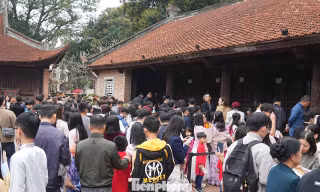 Chen chân cầu đỗ đạt Mùng 2 Tết