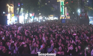 Hàng nghìn người đổ về Quảng trường Đông Kinh Nghĩa Thục