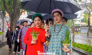 Hàng trăm người diễu hành dưới mưa