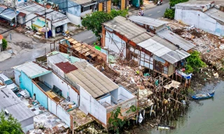 Người dân mưu sinh bên dãy nhà tạm bợ ven kênh Đôi, kênh Tẻ