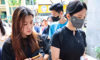 Hàng nghìn khán giả xếp hàng nhận vé concert Thanh xuân