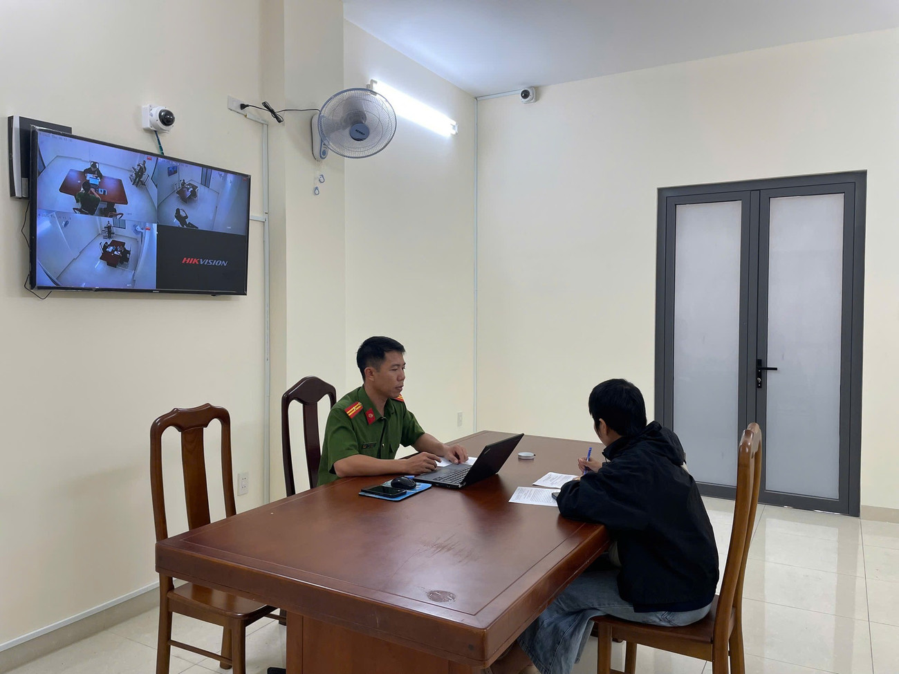 Công an làm việc với mẹ bé Bắp. Ảnh Công an cung cấp. me-be-bap-tai-co-quan-dieu-tra.jpg
