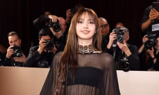 Lisa (BlackPink) diện đầm xuyên thấu tới Quả cầu Vàng 