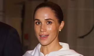 Trang phục gây tranh cãi của Meghan Markle