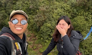 Chàng trai Philippines cầu hôn bạn gái trên cầu treo xuyên mây ở Việt Nam