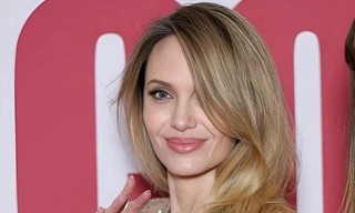 Angelina Jolie diện mốt không nội y