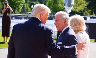 Ông Trump phá vỡ nghi thức hoàng gia Anh