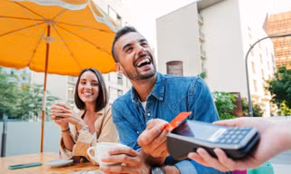 Khoe bạn trai biết chiều chuộng - xu hướng hẹn hò độc hại 