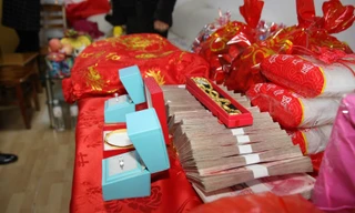 Cô dâu đột ngột hủy hôn, bắt chú rể trả 'phí ôm'