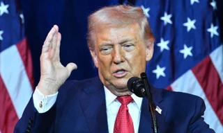 Đôi giày không vừa chân gây tranh cãi của ông Trump