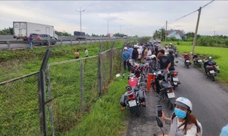 CLIP: Người đàn ông lao khỏi xe xuống đường cao tốc, nhiều phương tiện phải giảm tốc đột ngột