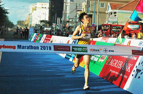 Khoảnh khắc về đích của nhà vô địch Marathon giải báo Tiền Phong 2019 Bùi Thế Anh. Ảnh: Trần Nguyên Anh 